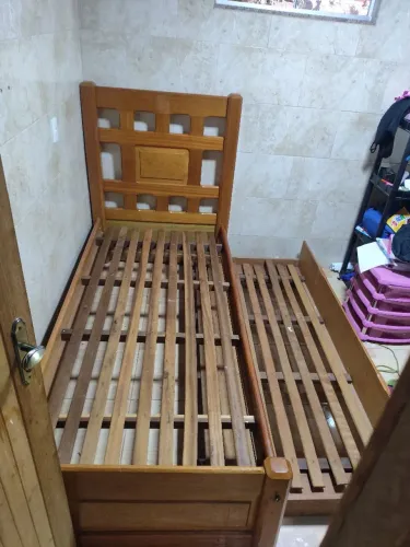 Bom cama de madeira