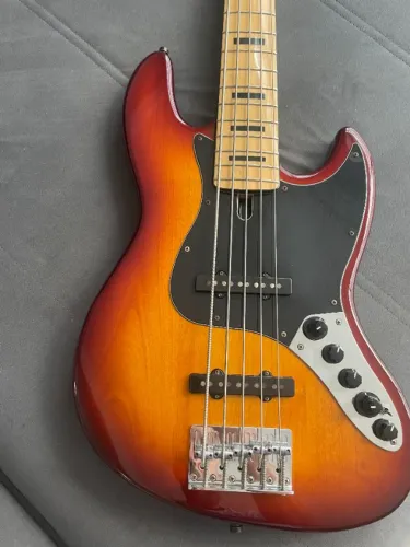 Baixo Sire Marcus Miller V7 5 cordas primeira geração.