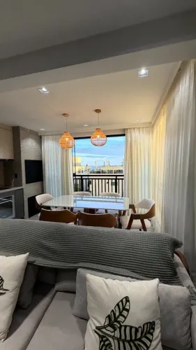 OPORTUNIDADE MOBILIADO/DECORADO NO MARISCAL PERTO DO MAR 3 DORM, 2 VG, 200M DO MAR CONFIRA