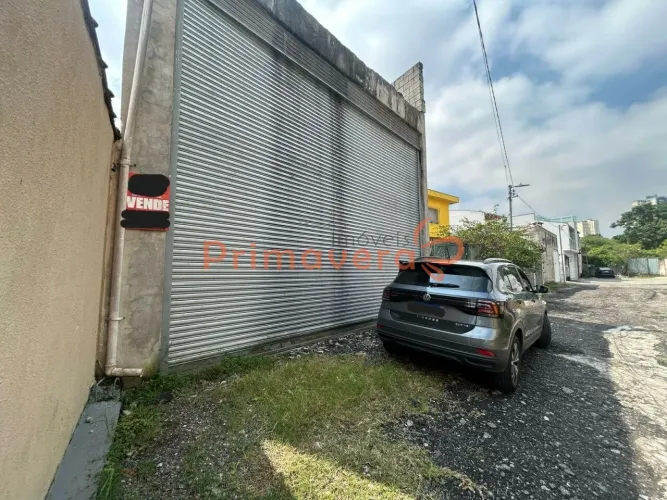 Galpão que serve duas ruas, com 400m², para construção de 5 andares ou 40 kitnets em Pirit