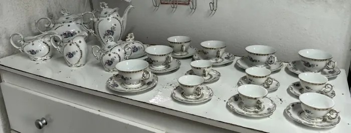 Jogo de chá e café Schmidt - Porcelana floral com detalhes dourados 