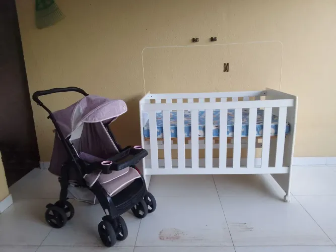 Berço completo e carrinho de bebê
