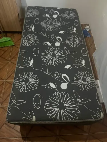 Vendendo 2 camas box em bom estado de conservação