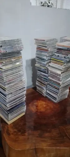 Coleção de CDs vários gêneros nacionais e internacionais  são  400