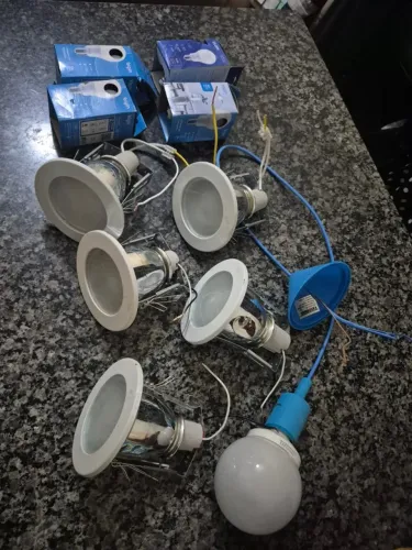 5 luminaria de embutir..um bocal e 09 lampadas