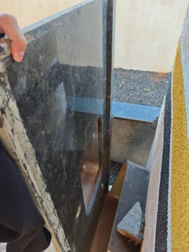 Pia de cozinha com pedra de marmore.