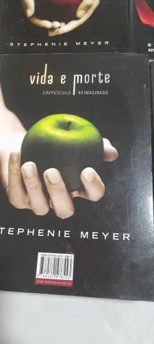 Saga Crepúsculo,com marcas de uso mas todos bem conservados. 150 os 5 livros.