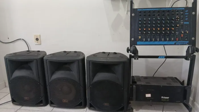Mesa com 8 canais e Amplificador estante 