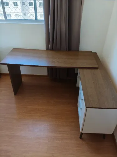 Mesa para Escritório/Home Office Versátil (Montagem em L ou Reta)