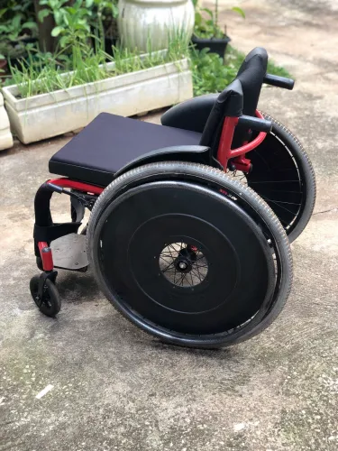 Vende-se cadeira de rodas monobloco nova
