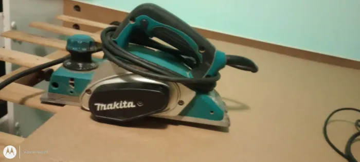 Plaina elétrica makita