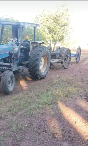 Vendo trator  Ford bomba injetora revisada com duas roçadeiras 