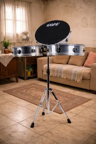 Surdos bolacha GOPE e timbal CONTEMPORÂNEA com capa e suporte.