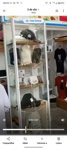 Expositor de vidro com 4 prateleiras.
