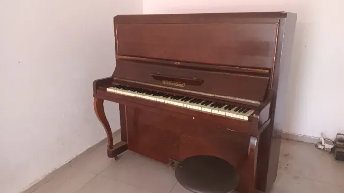 Piano Acústico Vertical M. Schwartzmann + Banco Regulável