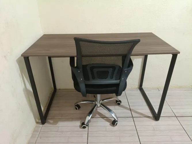 Mesa de escritório com cadeira