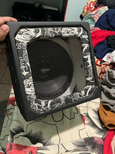 Médio grave de 10 pL 500 w semi novo poucas marcas de uso