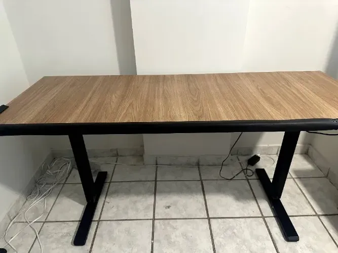 Mesa de Computador com Regulagem Elétrica de Altura com tampo da Elements 160x60