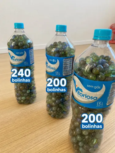 Kit duas garrafas de bolinhas de gude, contendo 240 bolinhas cada.