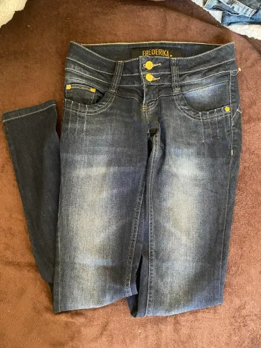 Calça jeans skinny, cintura baixa.