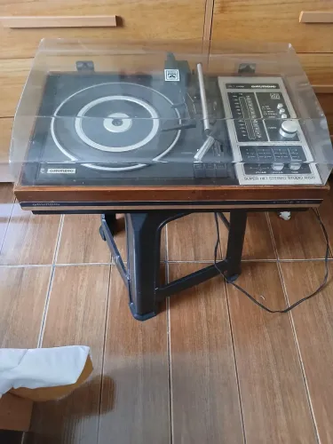 Toca discos Grundig.