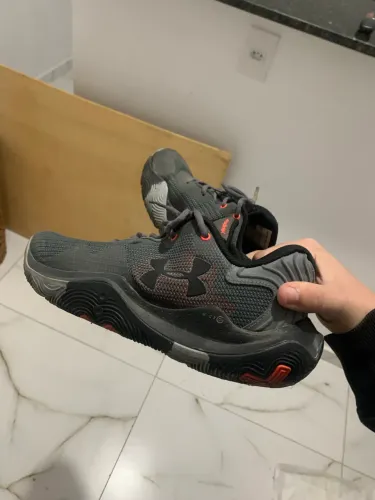 Tênis under armour pouco usado comprado a 700