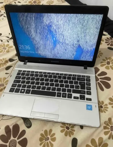 notebook da Samsung Modelo: NP370E4K ele vai acompanhado do carregador um mouse e a bolsa