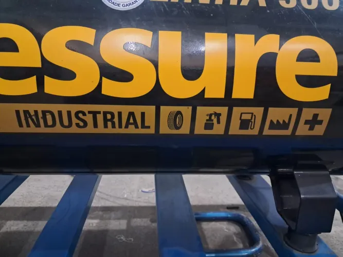 Compressor marca Pressure linha 300 litros, 175 lbf/pol com motor trifásico de 7.5Hp