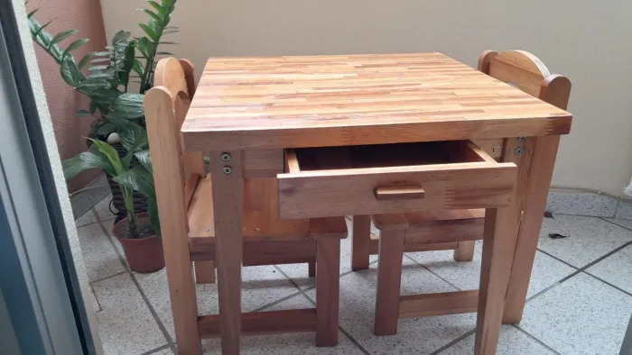 MESA INFANTIL DE MADEIRA MACIÇA