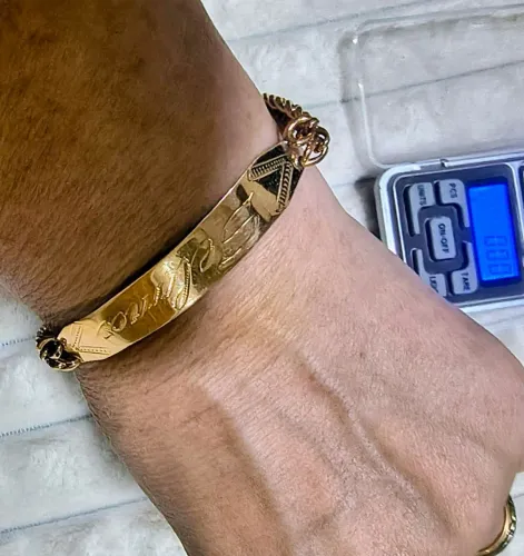 Pulseira feminina em Ouro 18K, com corrente trabalhada e plaquinha central.