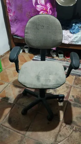 Cadeira de Escritório Giratória Cinza.