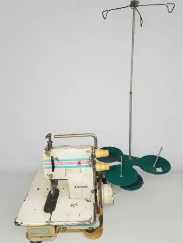 Máquina Overlock Sansei SRG 267 com Motor e Pedal - Galoneira Funcionando