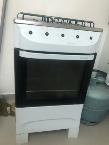 Fogão quatro bocas, forno funcionando perfeitamente,