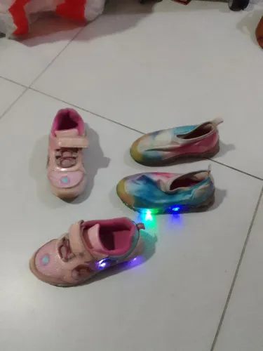 Calçados infantis tênis Princesas Rosa n.25 com luzes por R$40,00 e tênis Bibi n.26 