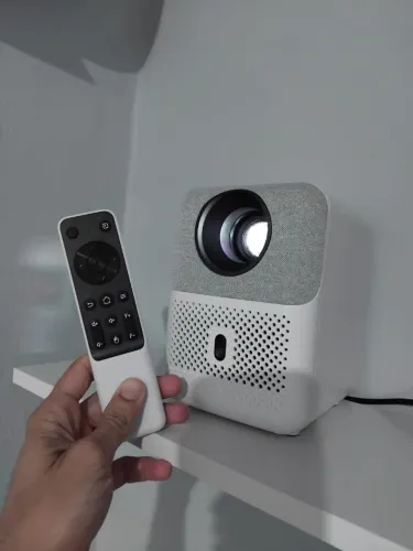 projetor love u4 1080p + tela de projeção de 70 polegadas