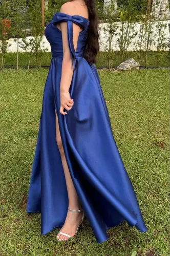 Vestido de festa azul marinho, detalhes de laço nos ombros 