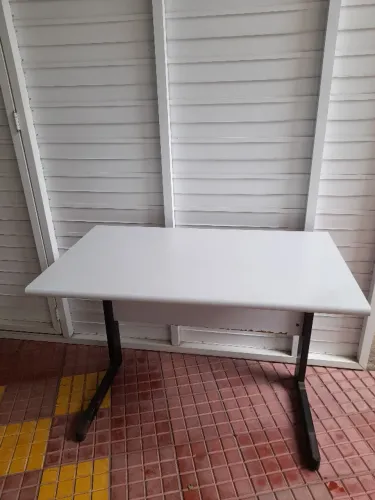 Mesa Para Escritório ou Consultório Medindo 1,00 X 0,60 Perfeita