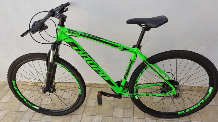 VENDO BICICLETA SUPER CONSERVADA SEMINOVA VALE A PENA CONFERIR POR UM PREÇO JUSTO 