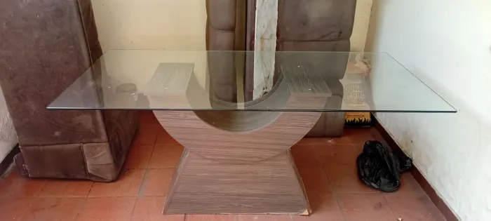 Mesa de vidro grande sem cadeira