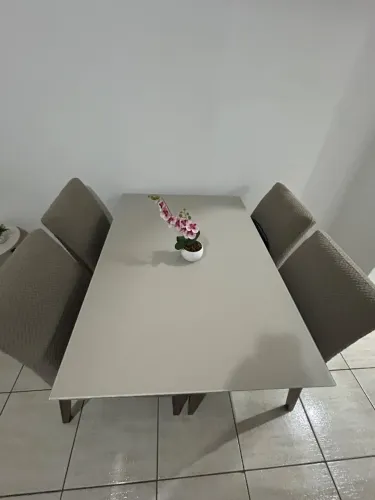 Mesa de Jantar 4 Lugares com 4 Cadeiras - Excelente Estado