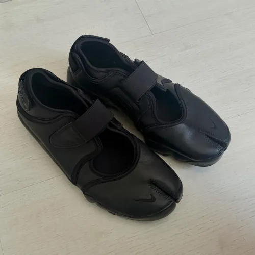 Tênis Nike Air Rift cor preta