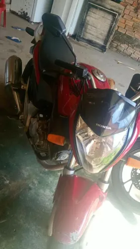 Vendi moto Honda cb300 toda em dias