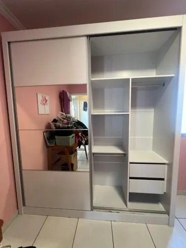 Roupeiro/ Guarda roupas