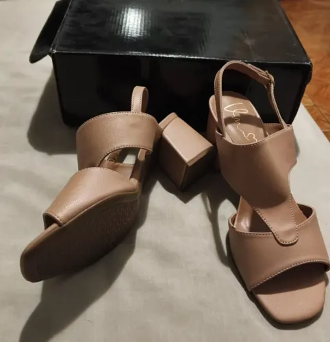 Sandália 37 preta e nude novas