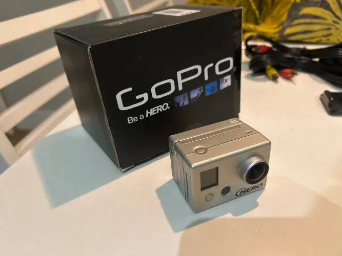 Câmera GoPro 1ª geração. Caixa e acessórios originais + caixa estanque.