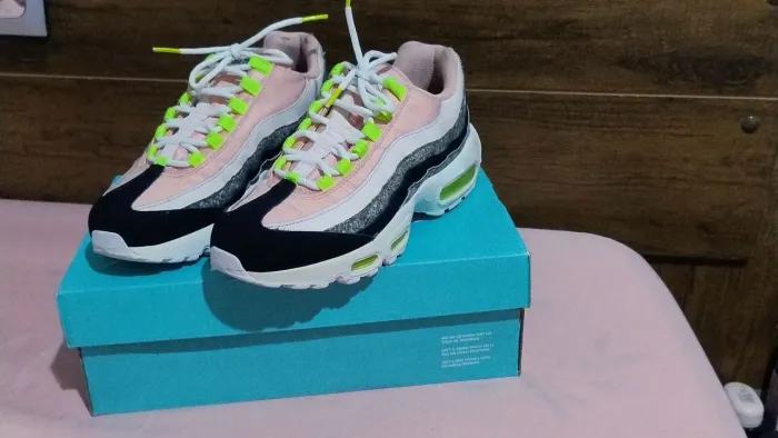 Nike Air Max 95 SE feminina rosa e preta