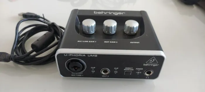 Interface de áudio UM2 Behringer