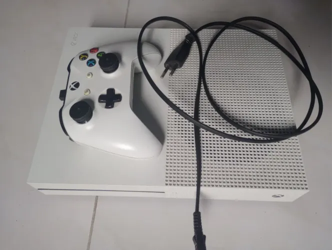 Xbox one s com 2 controles