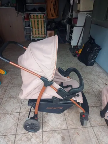 Carrinho de bebê com bebê conforto cosco