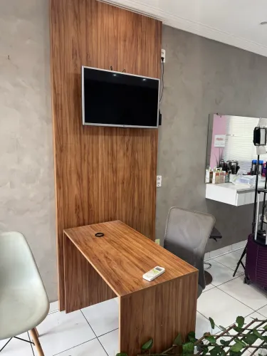 Painel de televisão + mesa + cadeira 